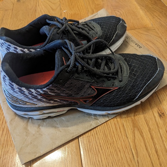 Mizuno Black Sneakers men's size 10.5 - Picture 4 of 6